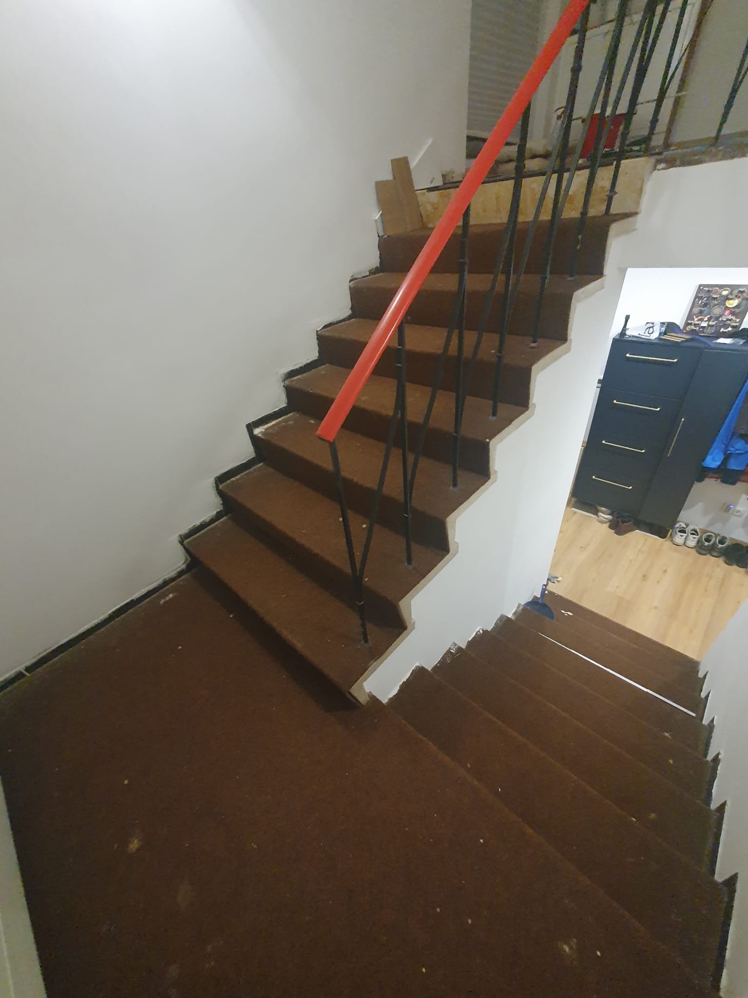 Vor der Treppensanierung in Erlangen: Treppe mit braunem Filz-Teppichboden im Stil der 70er Jahre.