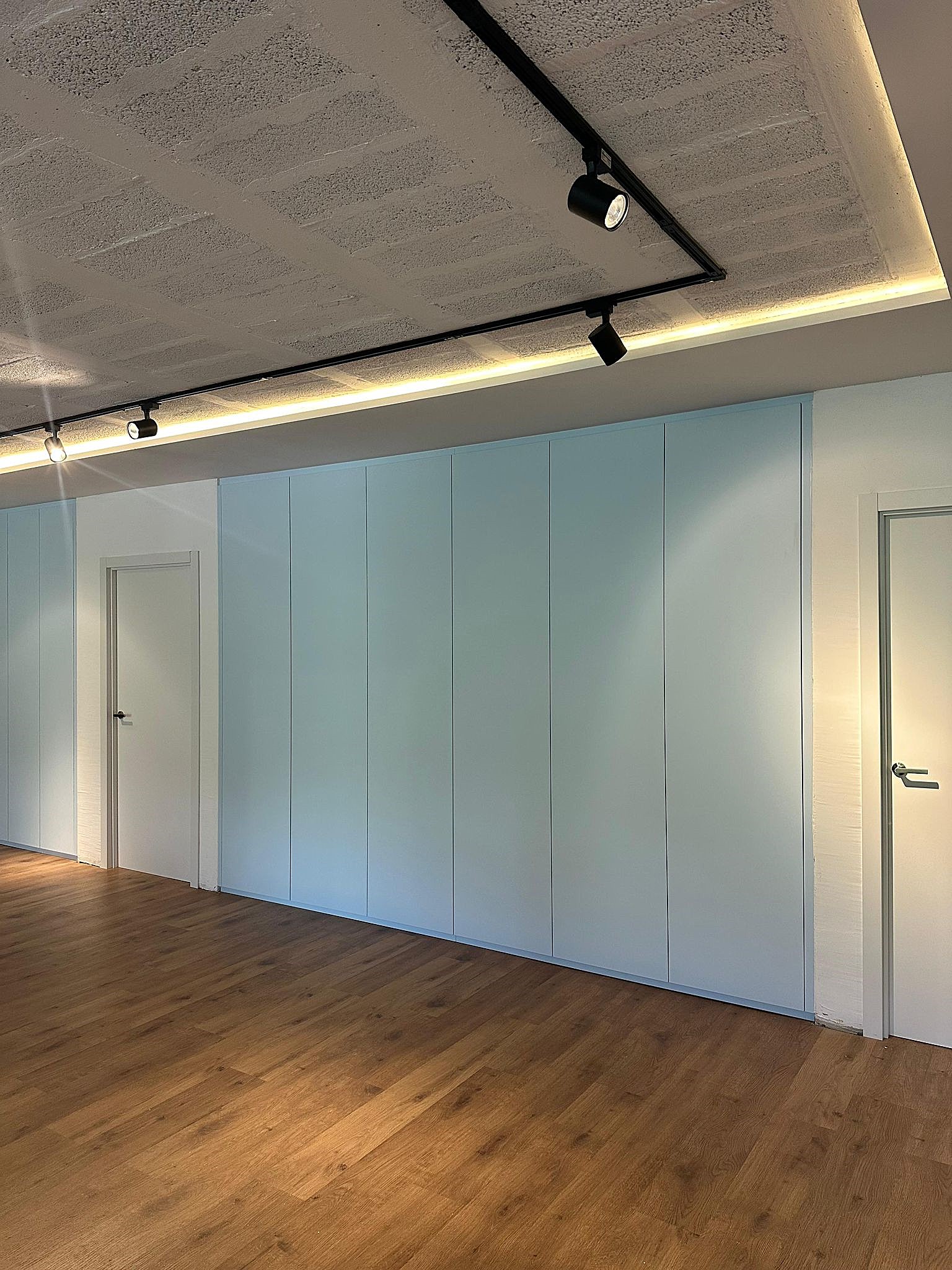 Himmelblauer Einbauschrank im Empfangs-Bereich einer Arztpraxis in Erlangen - zwischen 2 Türen gelegen.